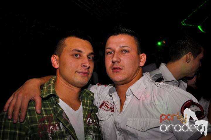 Petrecere în Club Escape, 