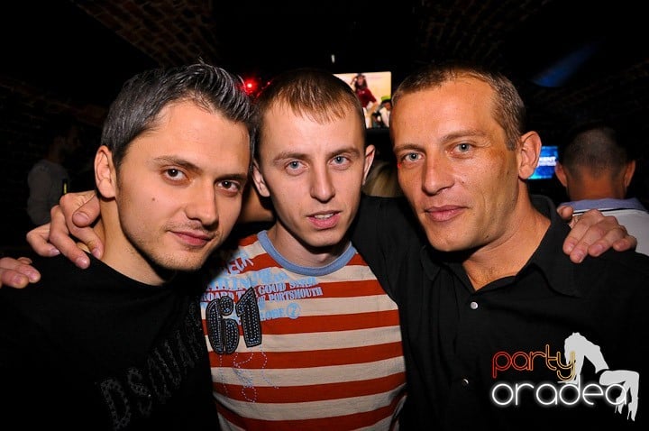 Petrecere în Club Escape, 