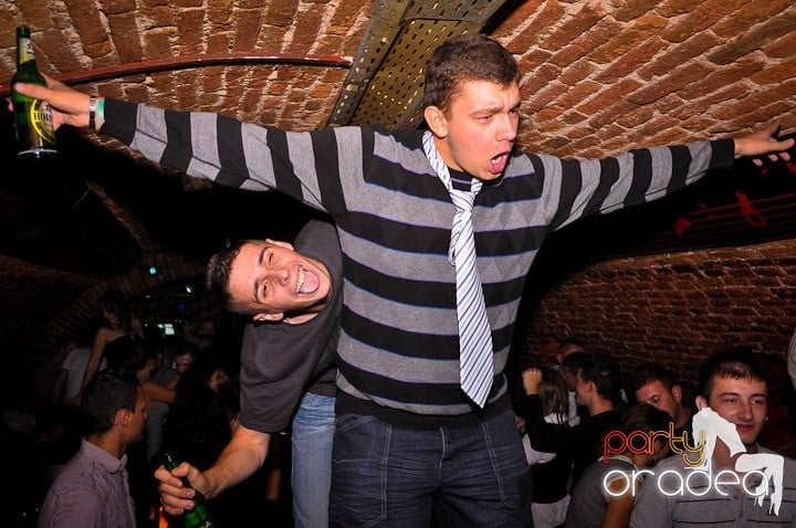 Petrecere în Club Escape, 