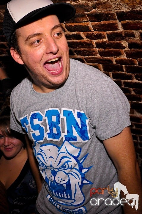 Petrecere în Club Escape, 