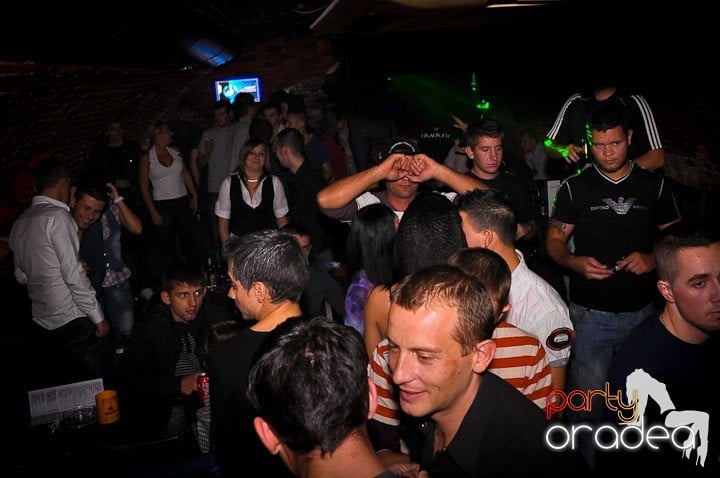 Petrecere în Club Escape, 