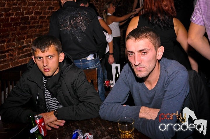 Petrecere în Club Escape, 