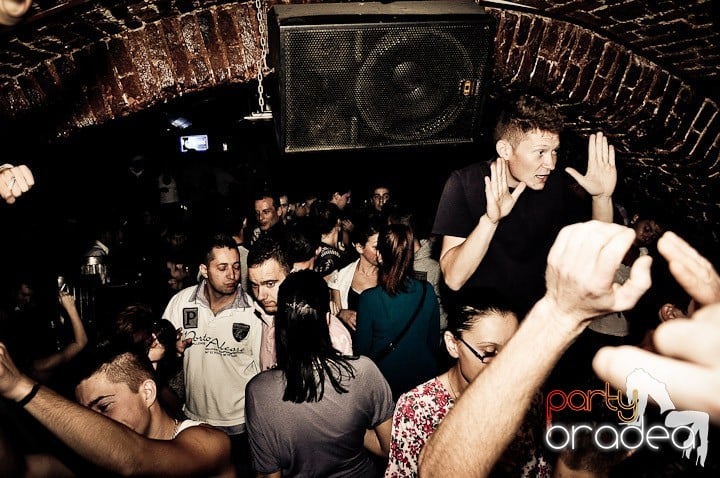 Petrecere în Club Escape, 