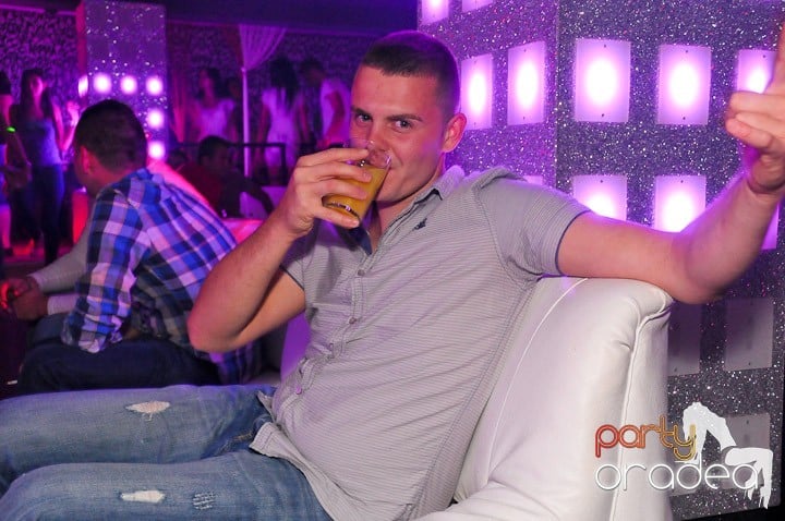 Petrecere în Club Life, 