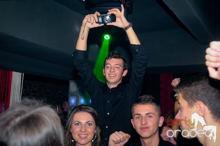 Petrecere în Club Life, 