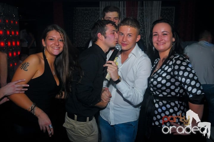 Petrecere în Club Life, 