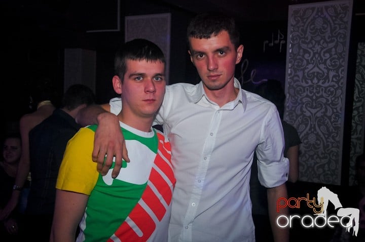 Petrecere în Club Life, 