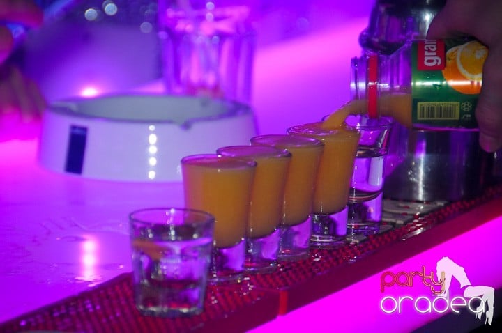 Petrecere în Club Life, 