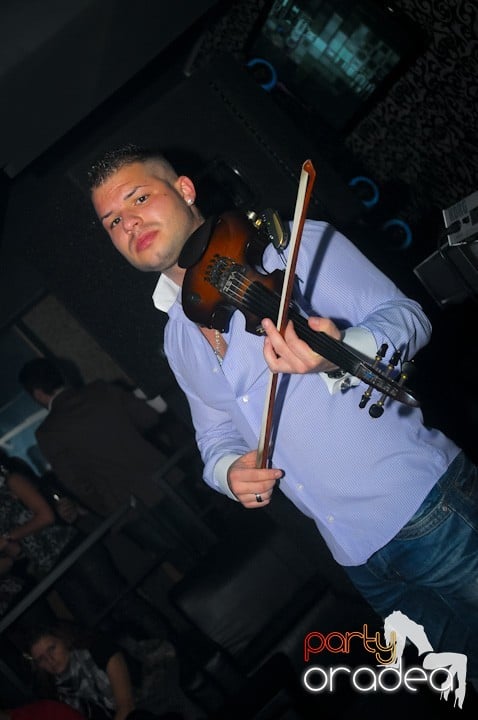 Petrecere în Club Life, 