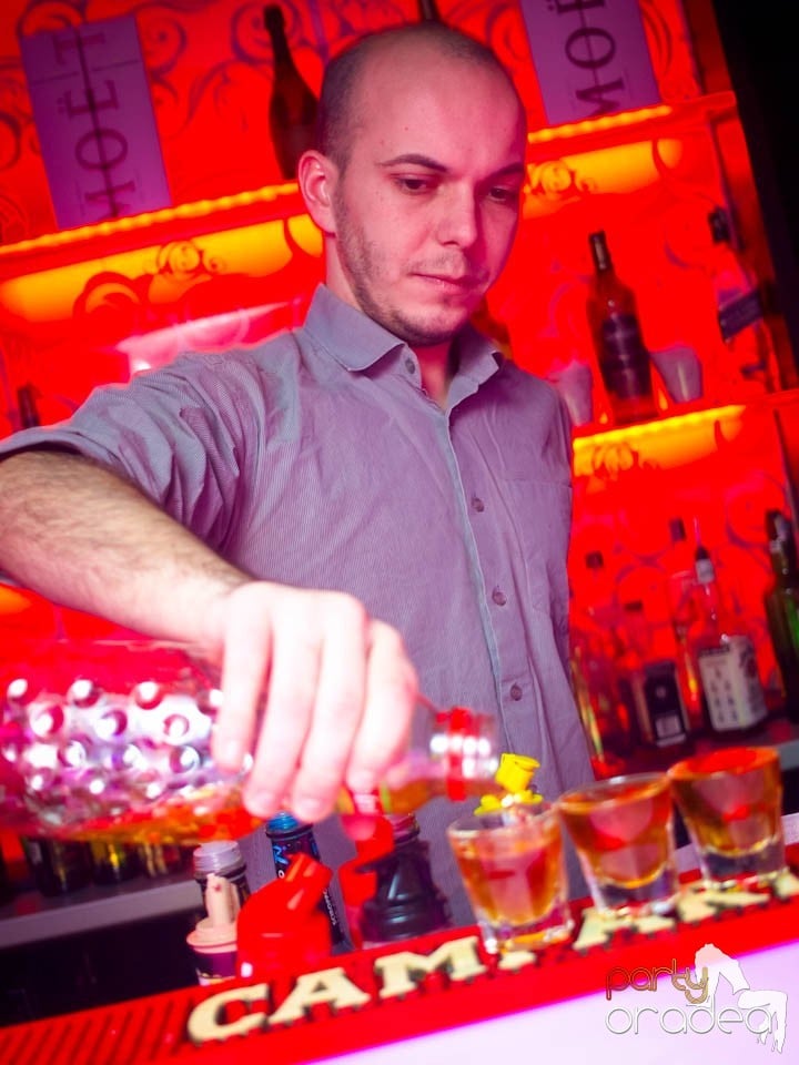 Petrecere în Club Life, 