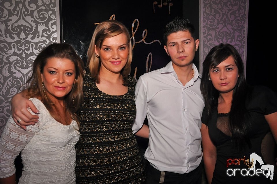 Petrecere în Club Life, 