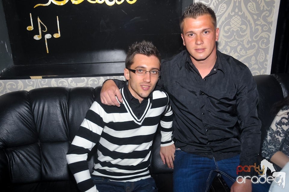 Petrecere în Club Life, 