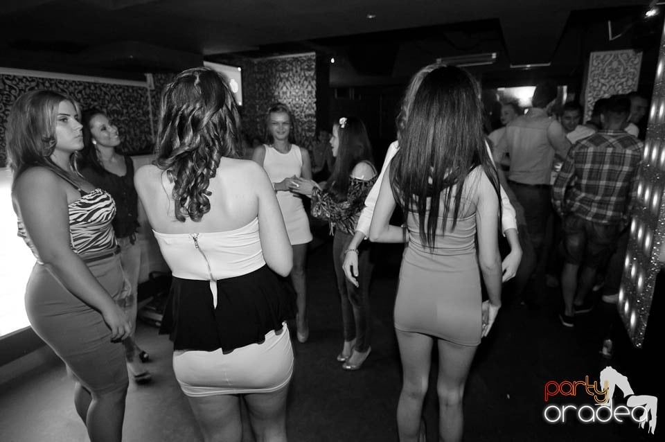 Petrecere în Club Life, 