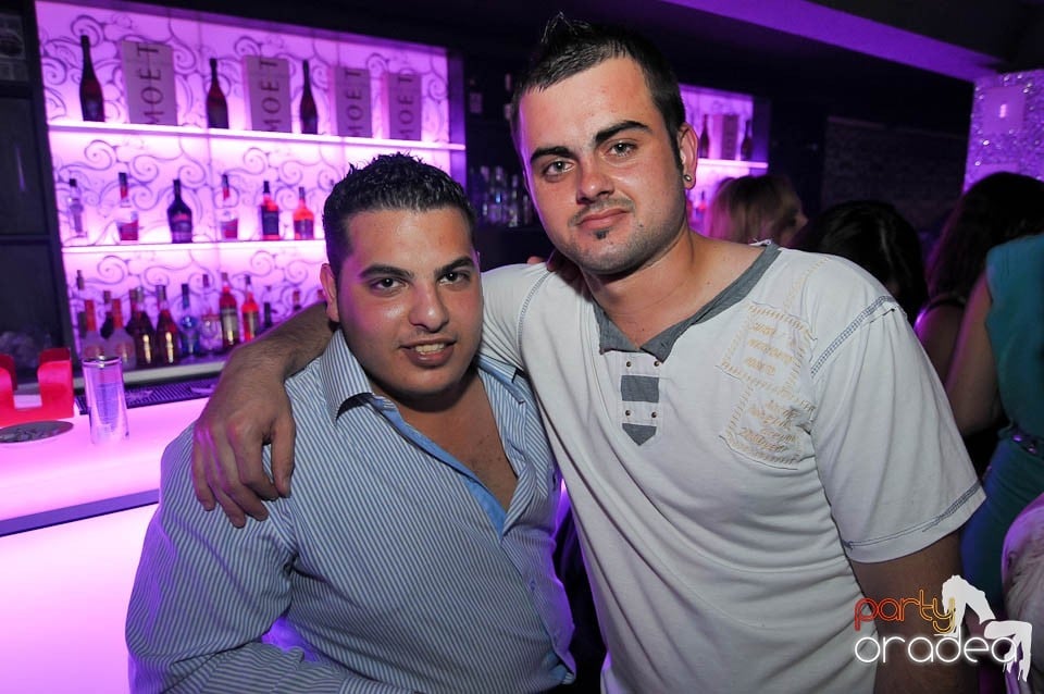 Petrecere în Club Life, 