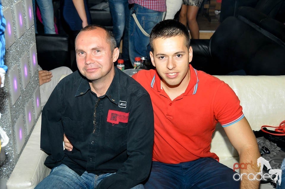 Petrecere în Club Life, 