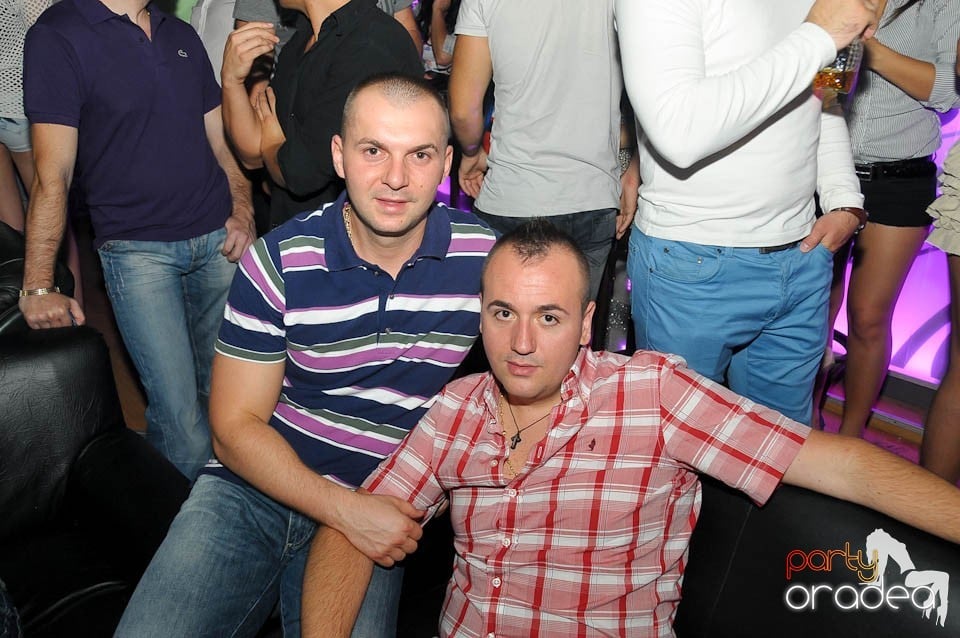 Petrecere în Club Life, 