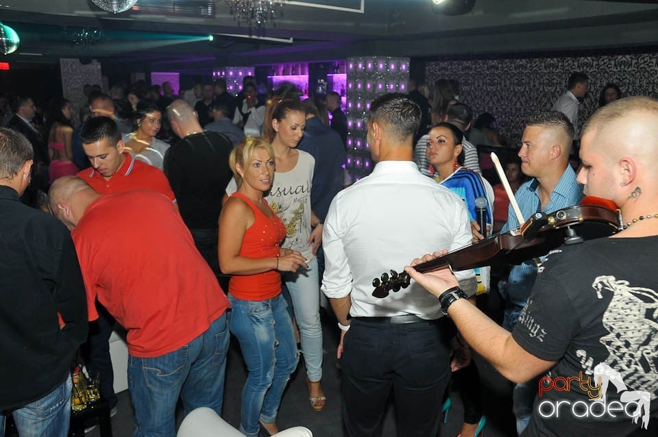 Petrecere în Club Life, 