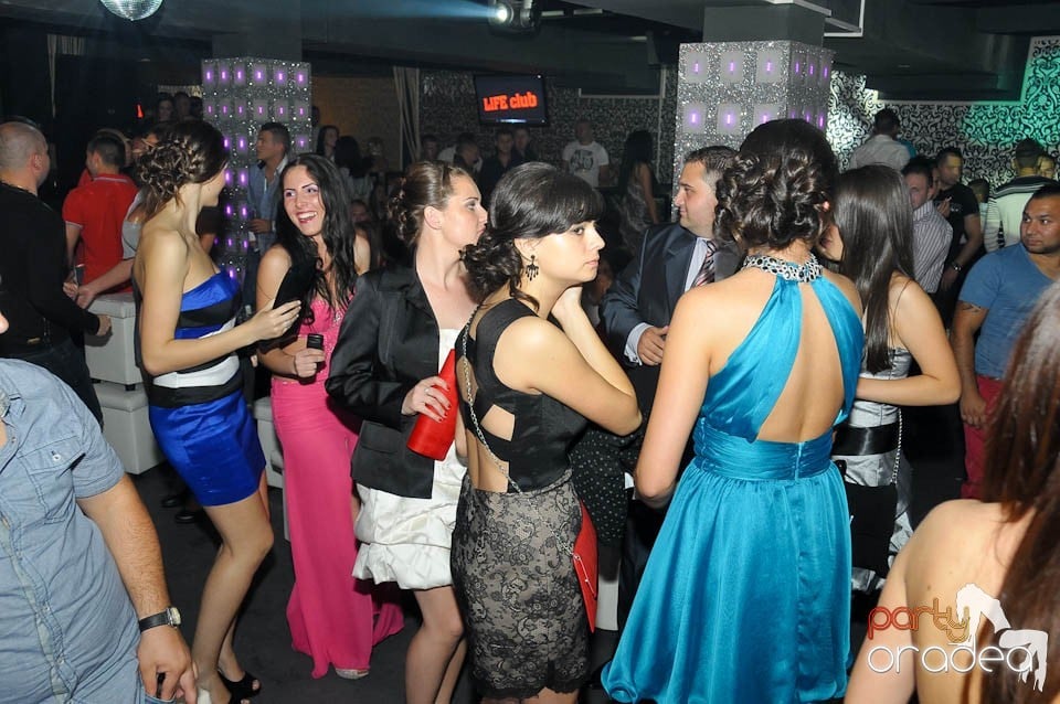 Petrecere în Club Life, 