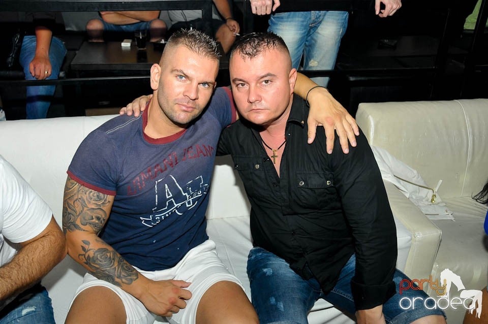 Petrecere în Club Life, 