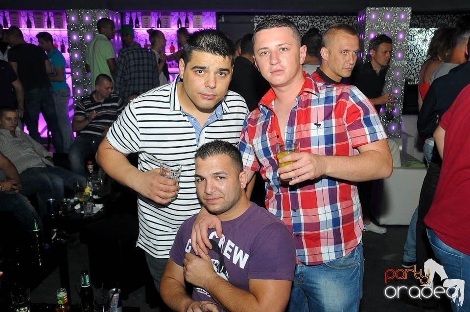Petrecere în Club Life, 