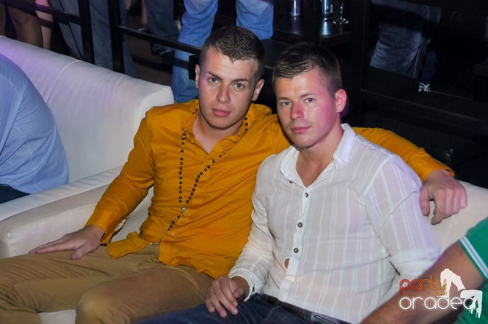 Petrecere în Club Life, 