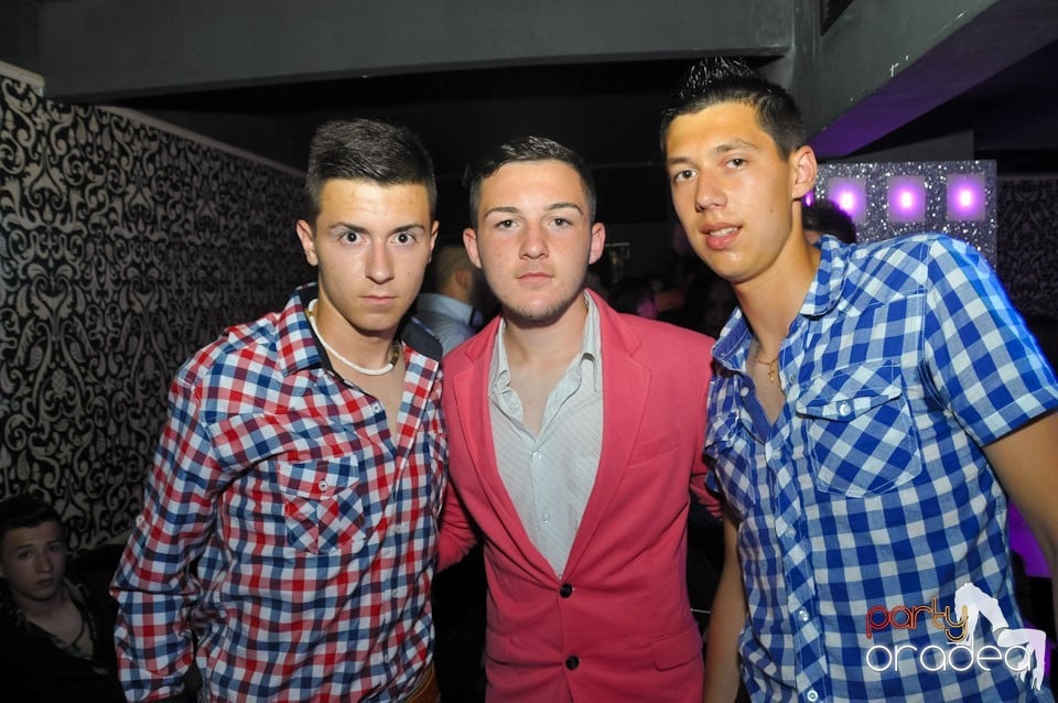Petrecere în Club Life, 