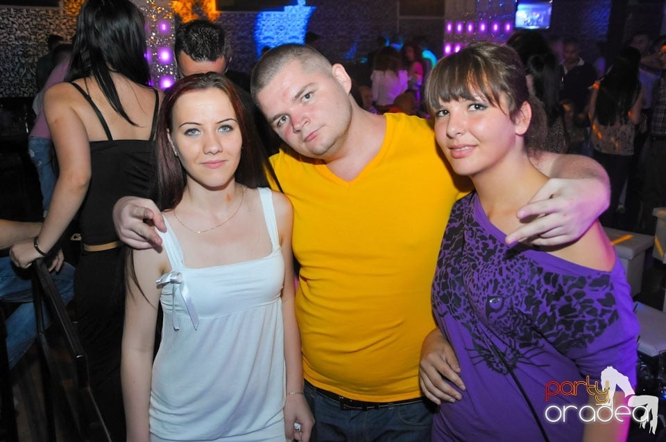 Petrecere în Club Life, 