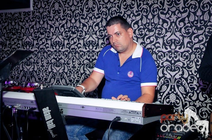 Petrecere în Club Life, 