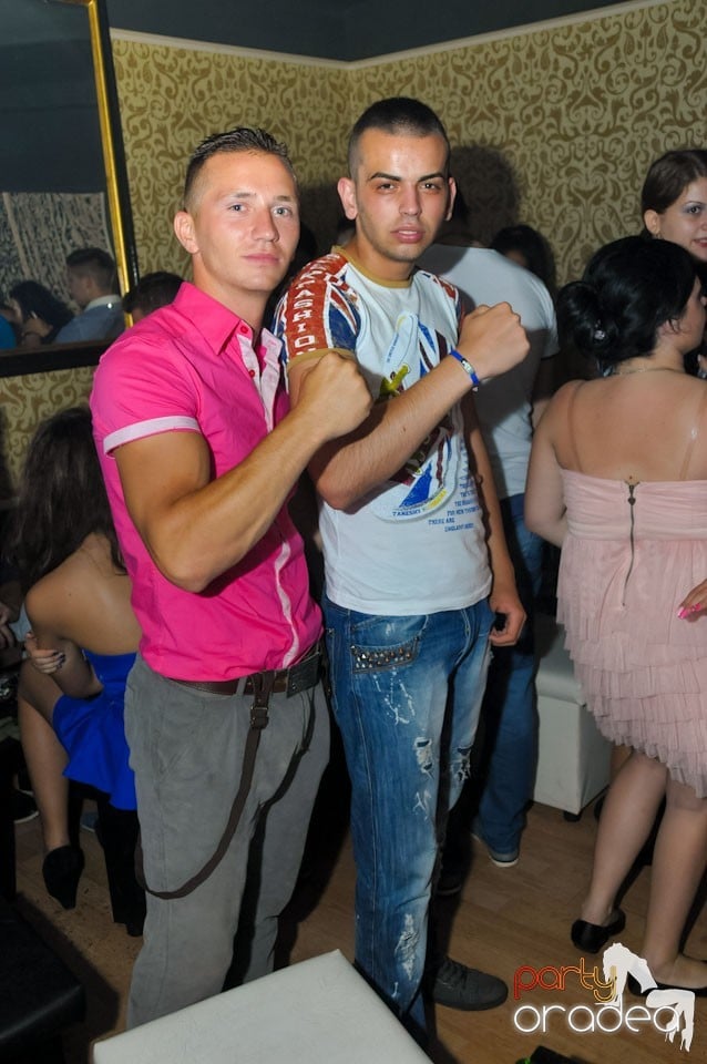 Petrecere în Club Life, 