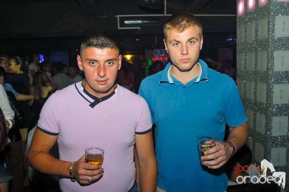 Petrecere în Club Life, 
