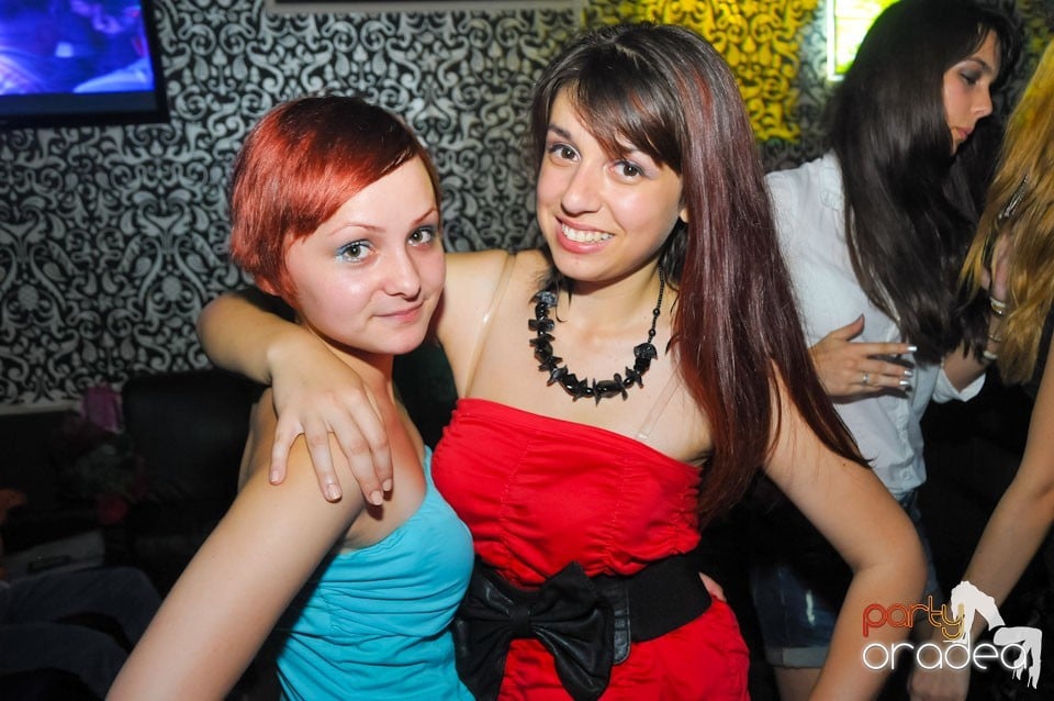 Petrecere în Club Life, 