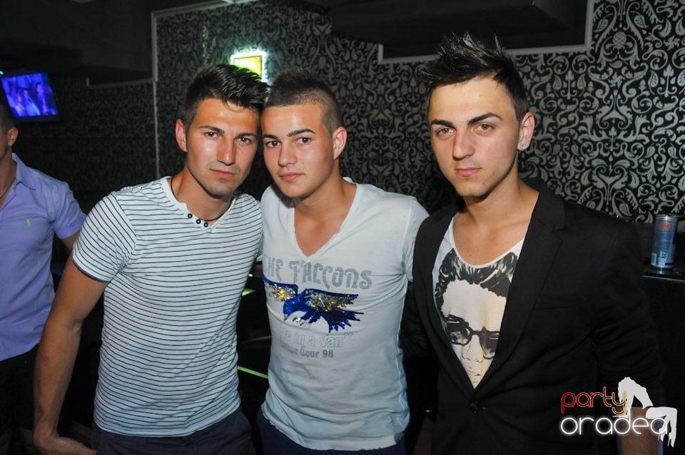Petrecere în Club Life, 