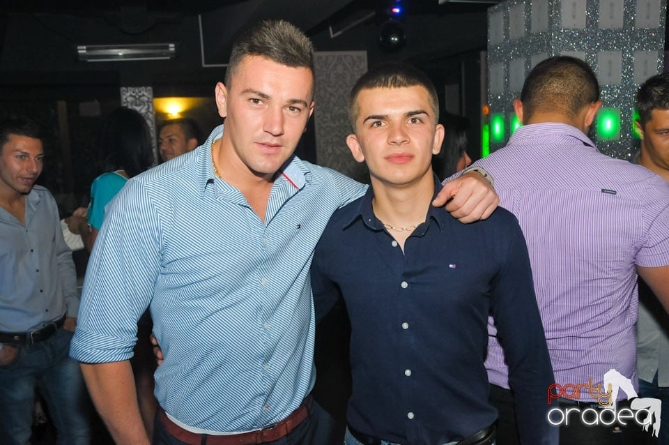 Petrecere în Club Life, 