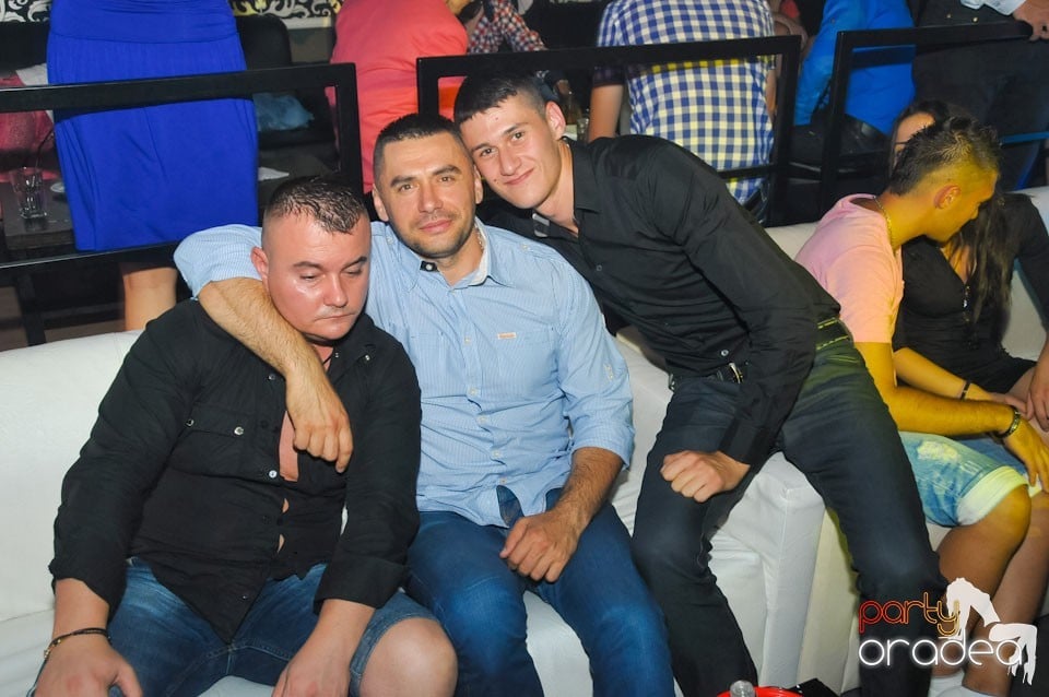 Petrecere în Club Life, 