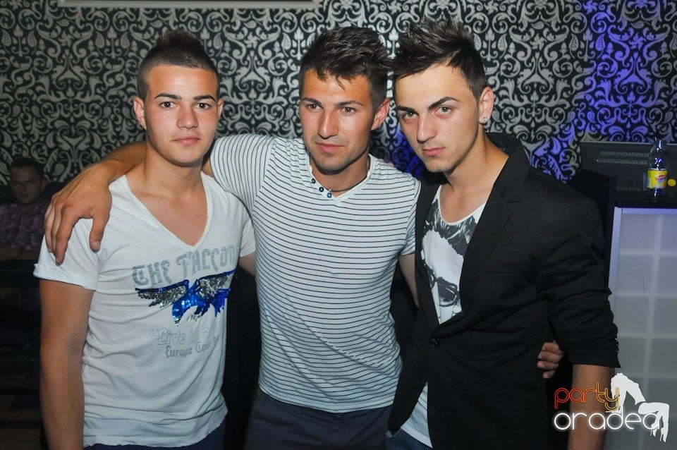 Petrecere în Club Life, 