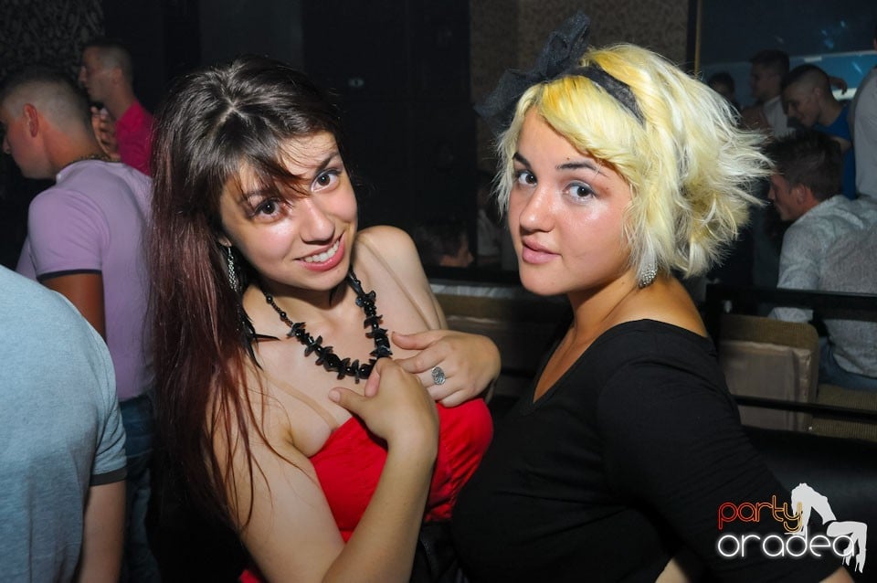 Petrecere în Club Life, 