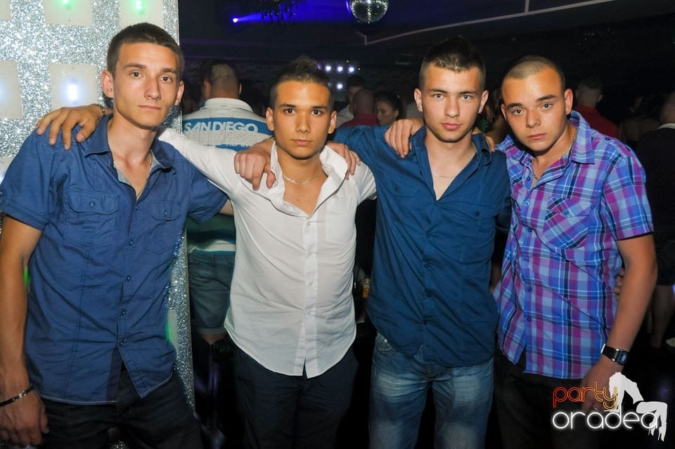 Petrecere în Club Life, 