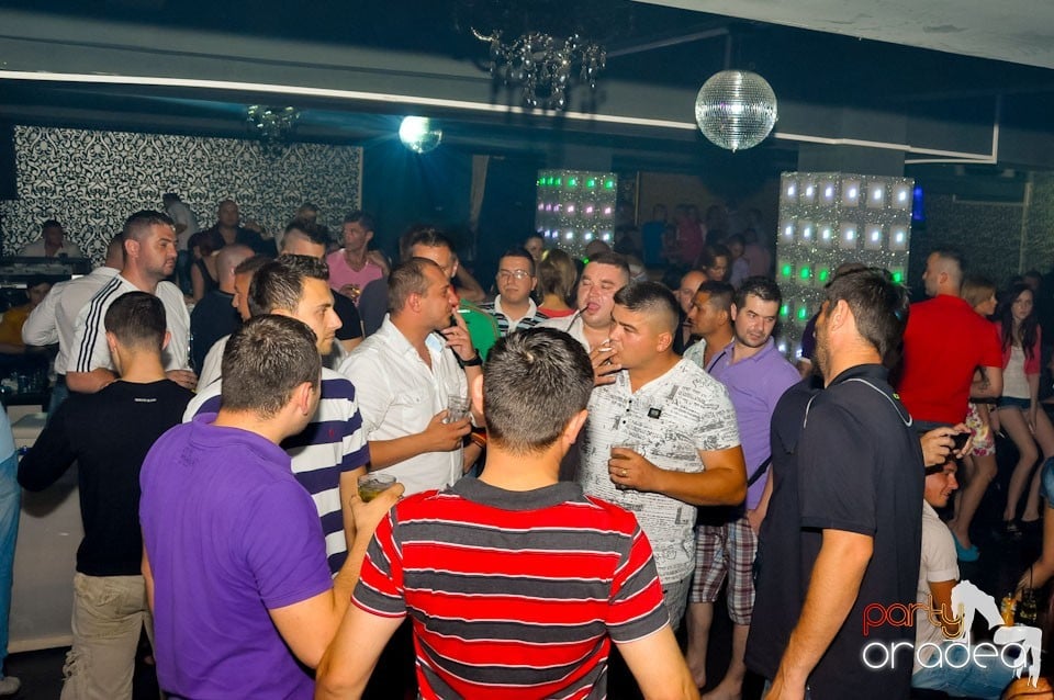 Petrecere în Club Life, 