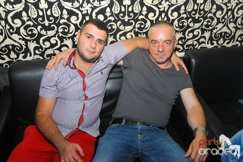 Petrecere în Club Life, 