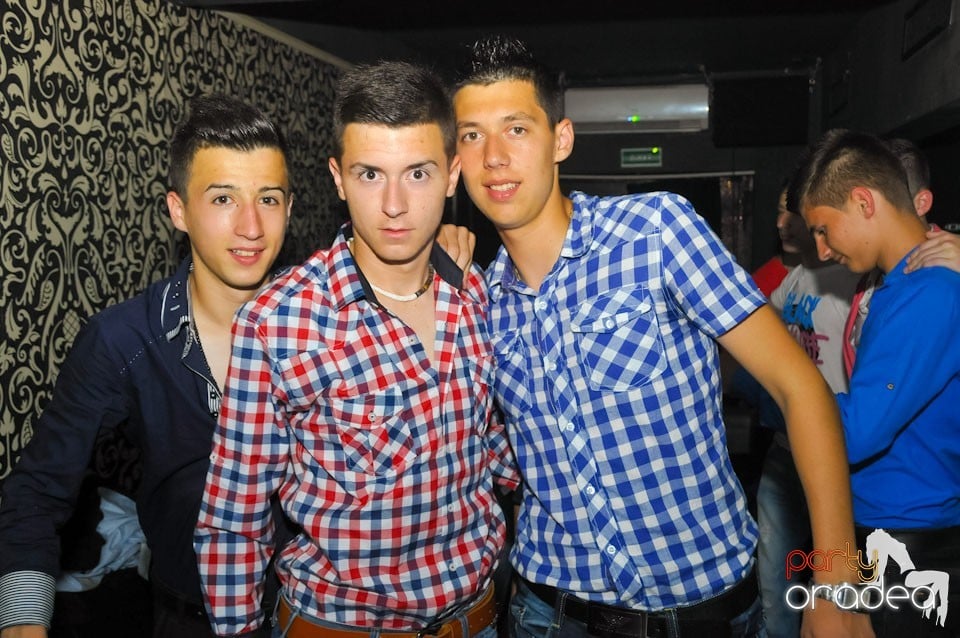 Petrecere în Club Life, 