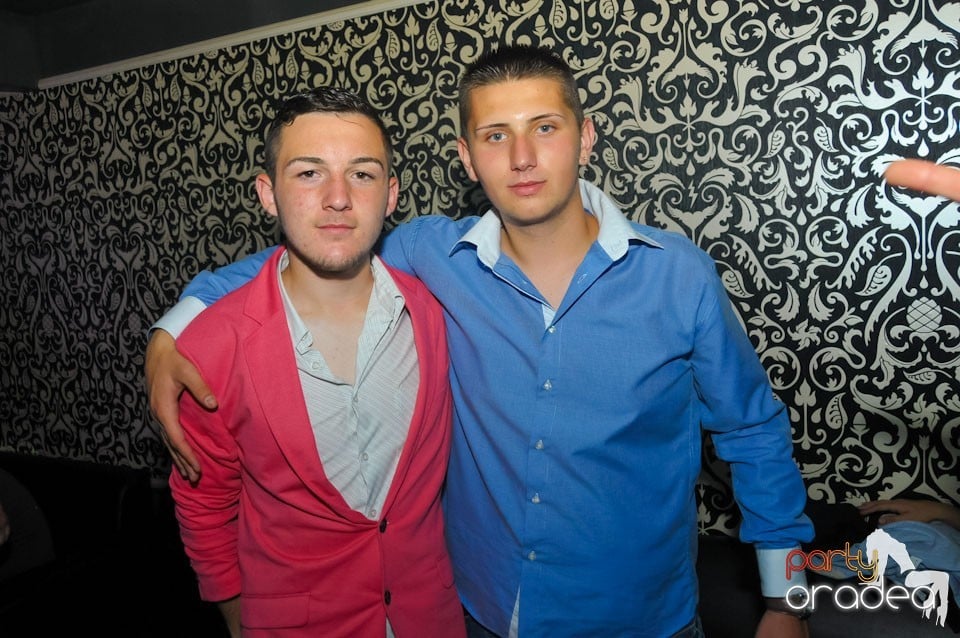 Petrecere în Club Life, 