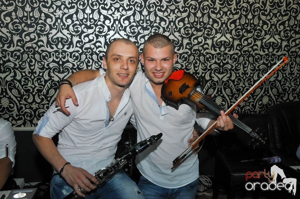 Petrecere în Club Life, 