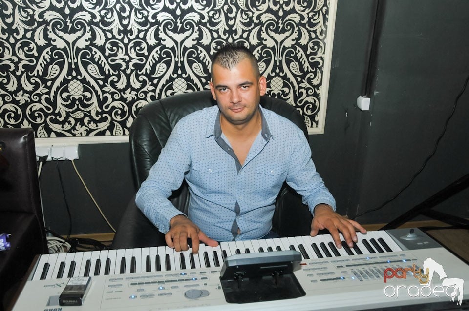 Petrecere în Club Life, 