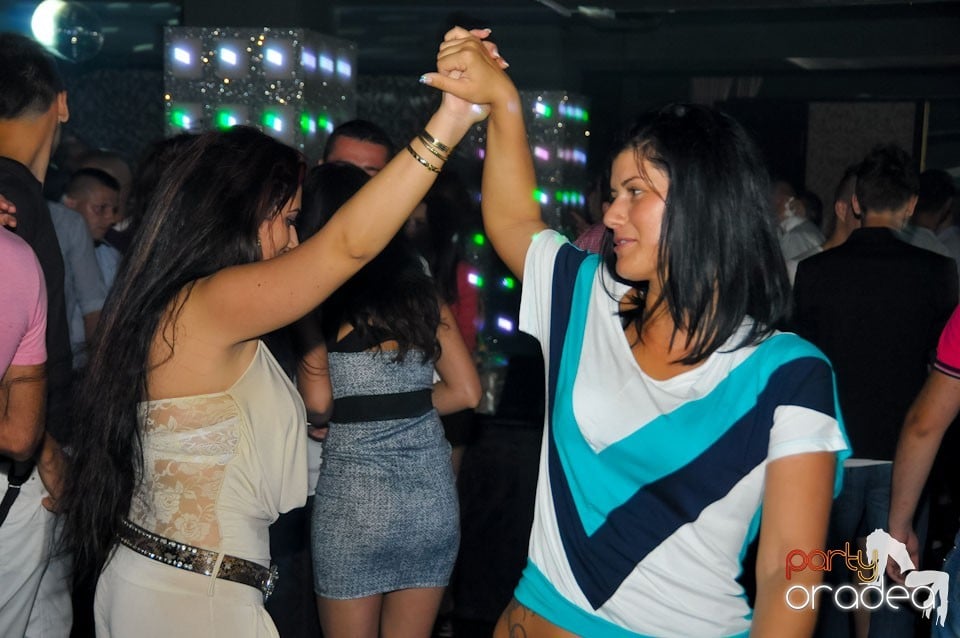 Petrecere în Club Life, 