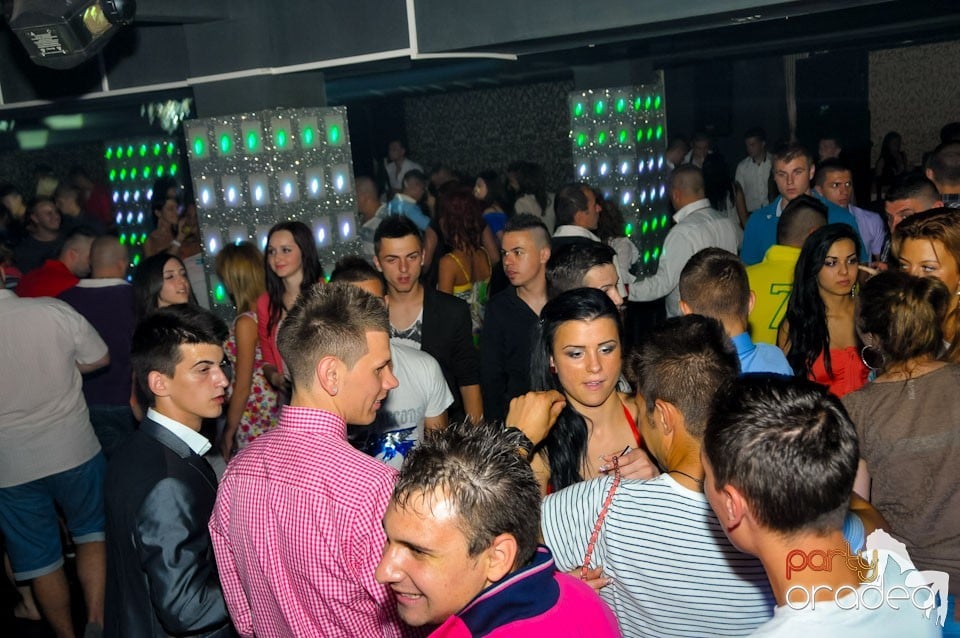 Petrecere în Club Life, 