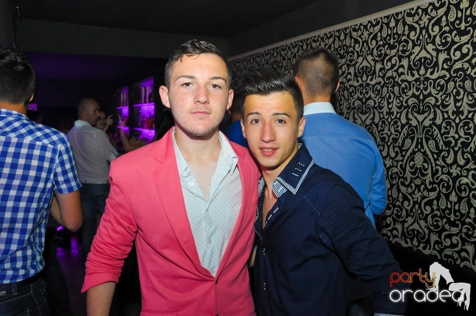 Petrecere în Club Life, 