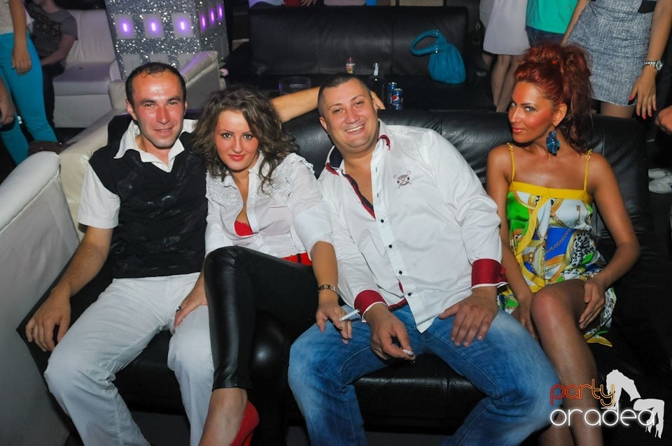 Petrecere în Club Life, 