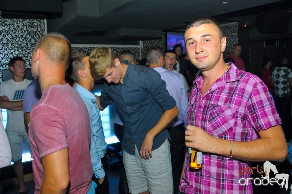 Petrecere în Club Life, 