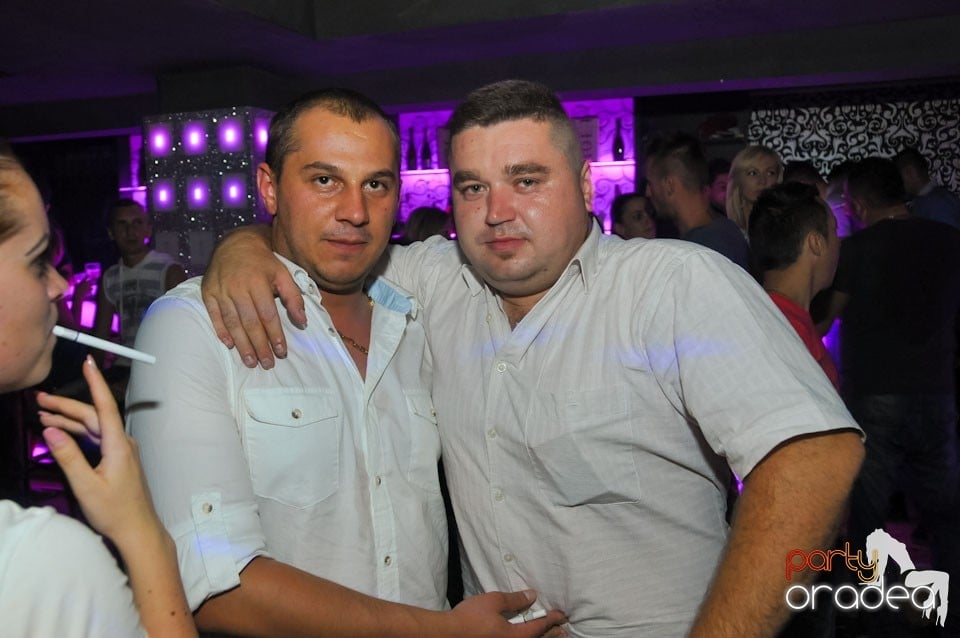 Petrecere în Club Life, 