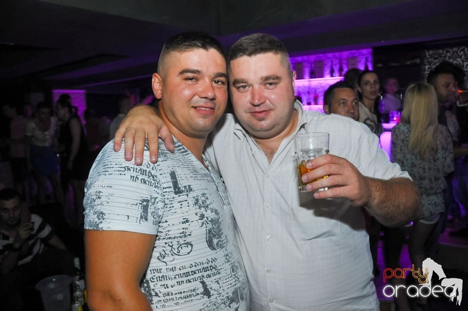 Petrecere în Club Life, 